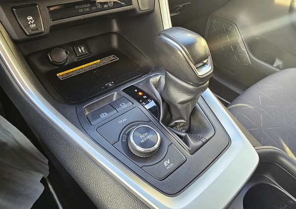 Toyota RAV4 cena 93900 przebieg: 178992, rok produkcji 2019 z Szlichtyngowa małe 742